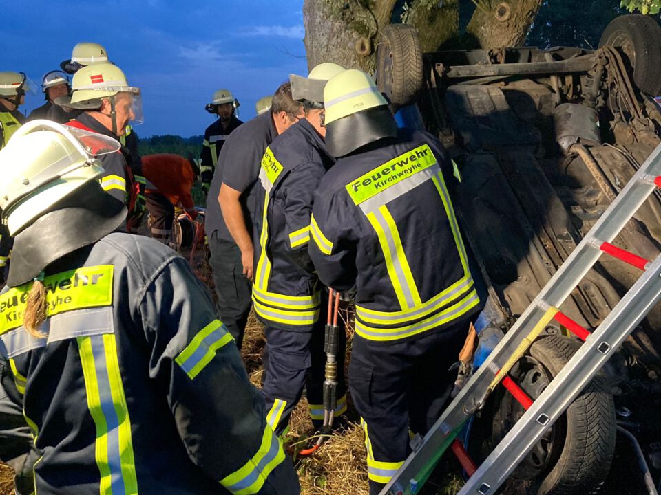 Verkehrsunfall Eingeklemmte Person Pkw Brennt Freiwillige Feuerwehr ...